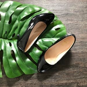 Black, patent leather-like heels, gloss finish